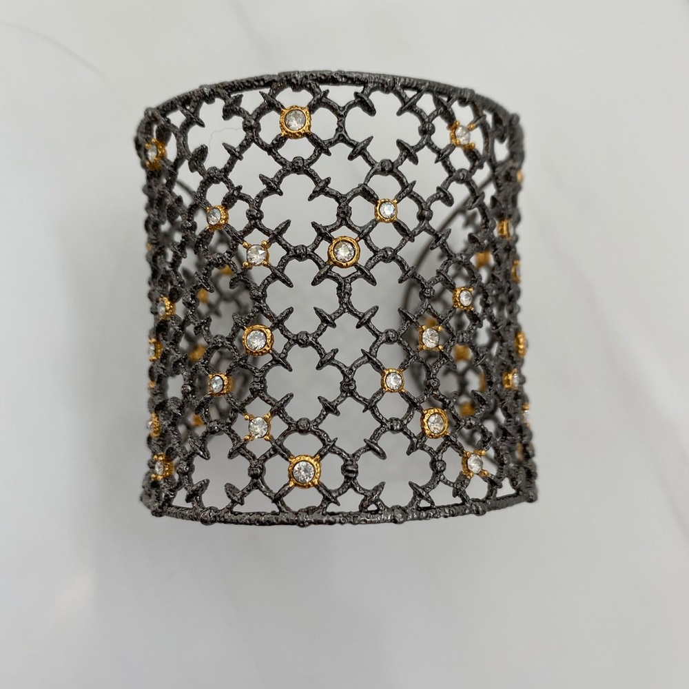 Perfect like new. Honeycomb adjustable cuff